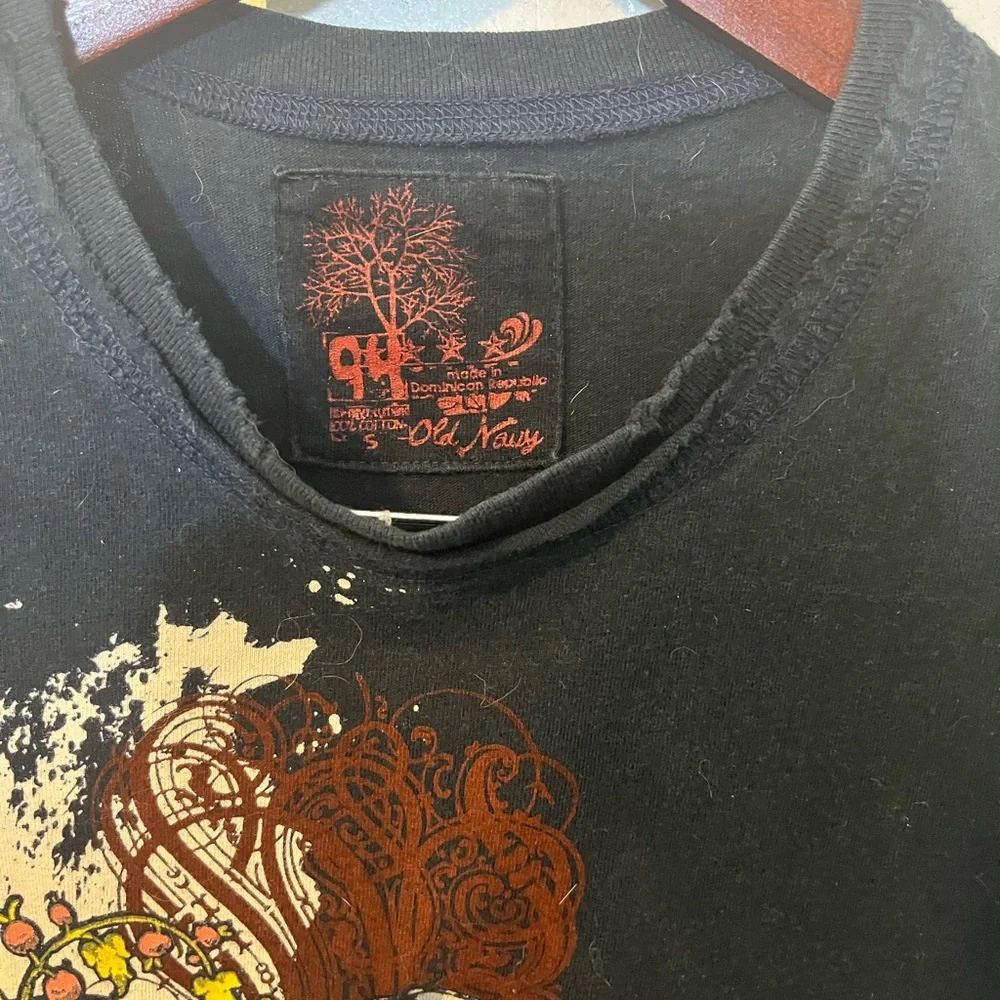 Men’s Small Distressed Navy Blue Tshirt by Old Navy w Abstract Design Preloved - Picture 3 of 4
